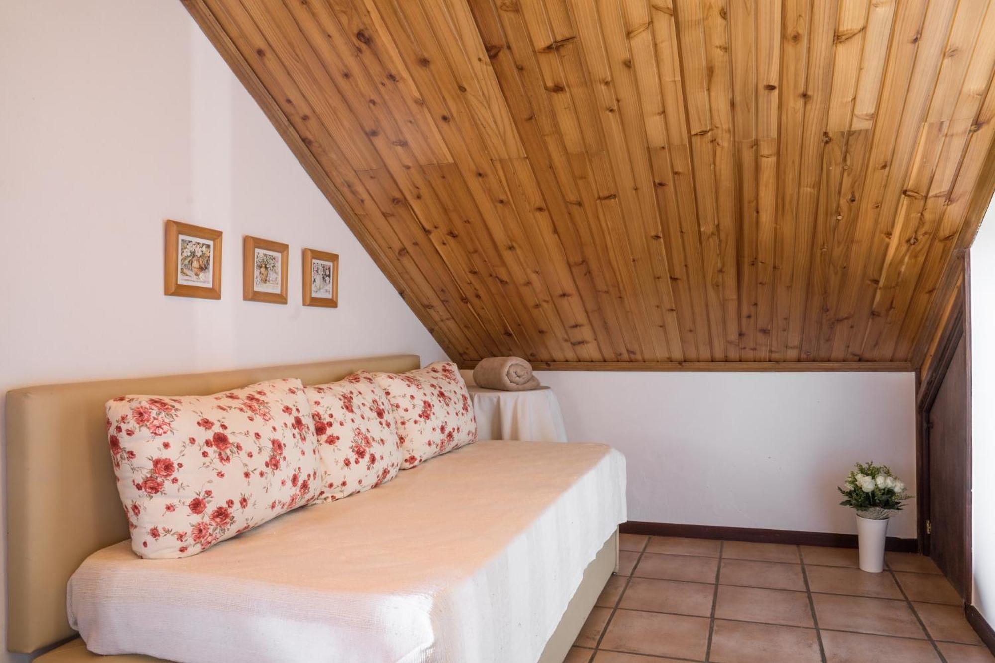 Casas De Campo Do Pomar B&B - Self Check-In Santana  Room photo